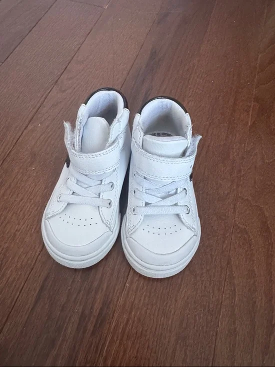 Footmates Kids White High-Top Sneakers with Black Star Accent - Picture 2 of 4